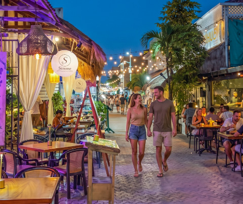 Vida nocturna de Isla Mujeres a solo unos minutos de los condominios de Isola BLU
