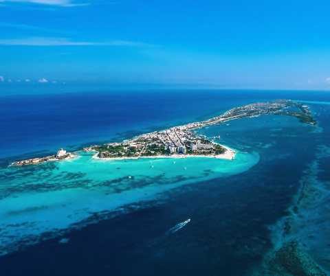 Vista aérea del mar Caribe y la costa oeste de Isla Mujeres cerca de Cancún