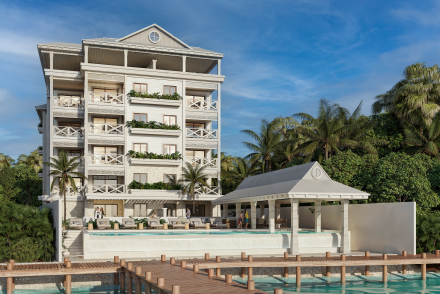 Fachada de Isola BLU Chic Condos con alberca infinita y muelle privado frente al mar turquesa de Isla Mujeres